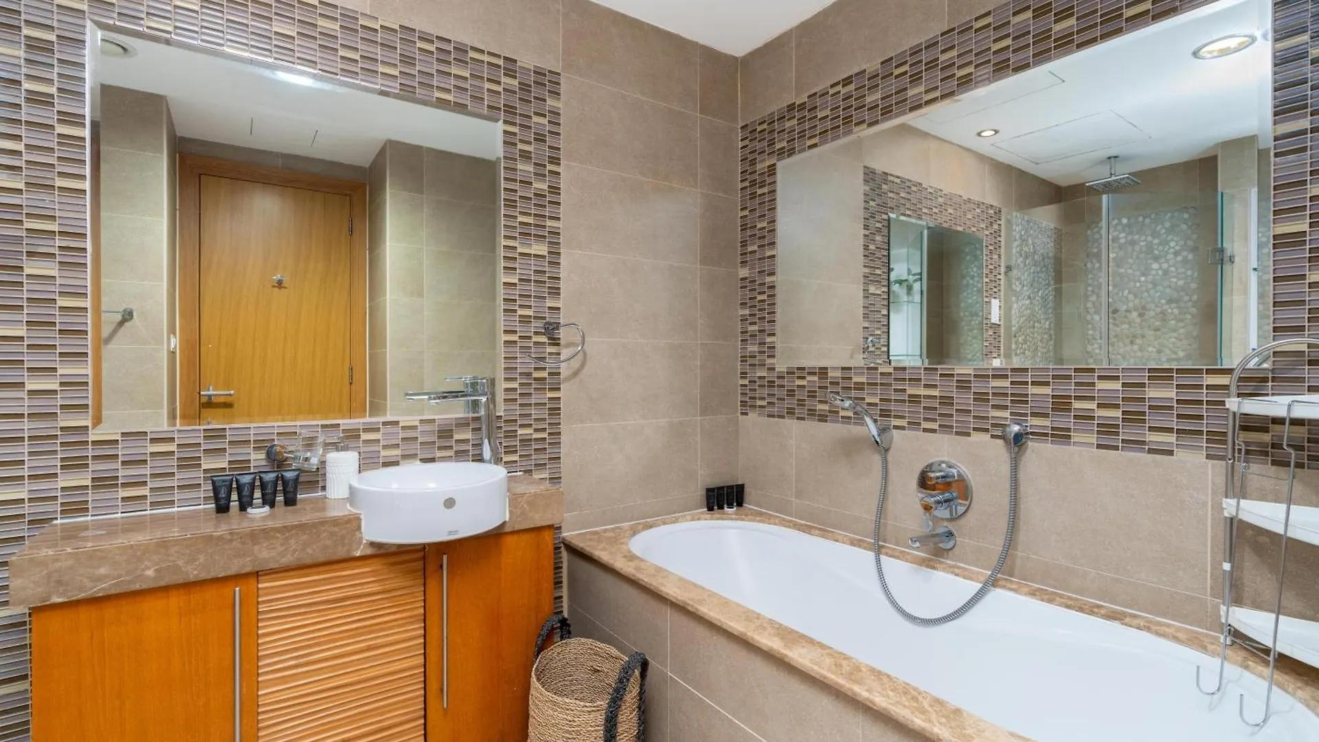 Vacay Lettings - 1 Bhk - Iris Blue Dubai Marina Apartment